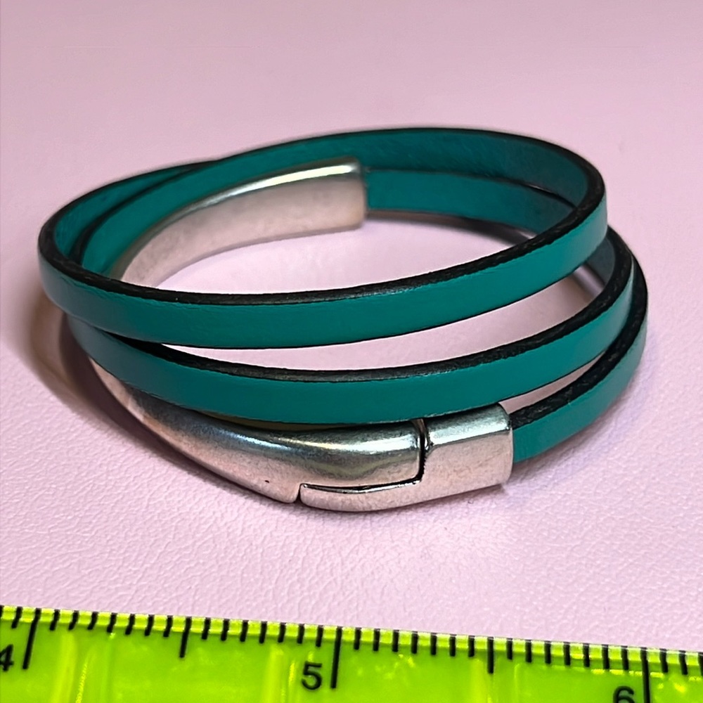 Magnetic clasp / teal 5 mm leather.  Silver plated.